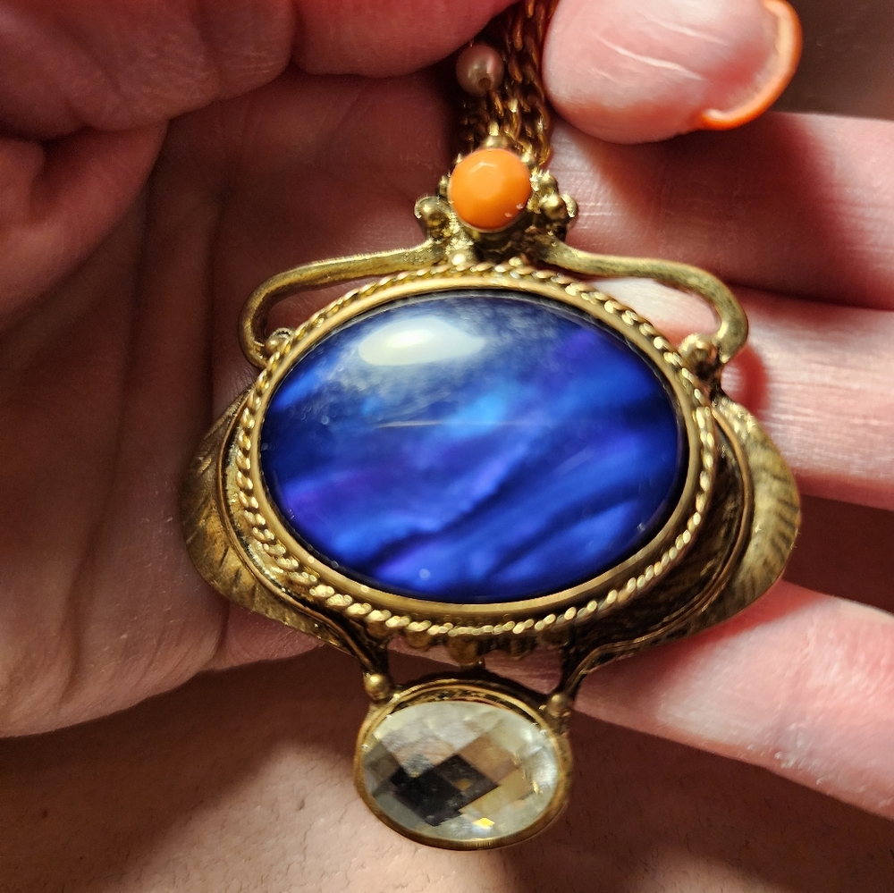 Elegant Gold and Blue Pendant Necklace